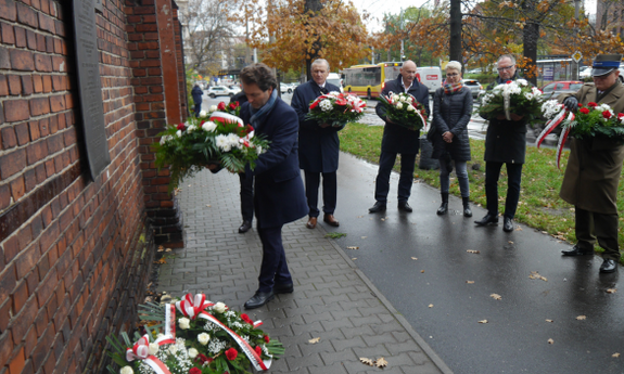 Złożenie kwiatów przy tablicy upamiętniającej profesorów krakowskich